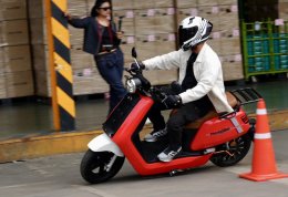 คันเร่งแบบใหม่ ใช้นิ้วเกี่ยวเอา i-Motor EV Bike สัญชาติไทย ร่วมพัฒนากับ Asahi Denso บริษัทสัญชาติญี่ปุ่น นำนวัตกรรมใหม่มาลงในรถทั้ง Vapor,Thunder แปลกใหม่มาก