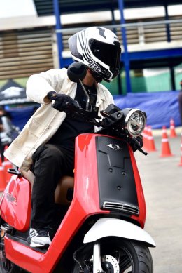 คันเร่งแบบใหม่ ใช้นิ้วเกี่ยวเอา i-Motor EV Bike สัญชาติไทย ร่วมพัฒนากับ Asahi Denso บริษัทสัญชาติญี่ปุ่น นำนวัตกรรมใหม่มาลงในรถทั้ง Vapor,Thunder แปลกใหม่มาก