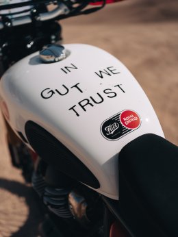 "Royal Enfield Custom World: ส่องรถคัสตอมสุดเท่ 4 คัน ไฮไลท์เท่ๆ จากงาน Wheels & Waves 2025!"