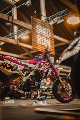 "Royal Enfield Custom World: ส่องรถคัสตอมสุดเท่ 4 คัน ไฮไลท์เท่ๆ จากงาน Wheels & Waves 2025!"