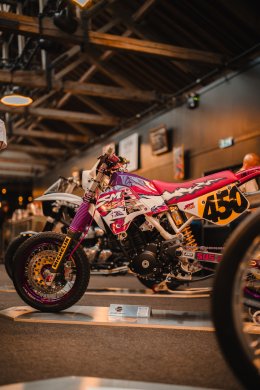 "Royal Enfield Custom World: ส่องรถคัสตอมสุดเท่ 4 คัน ไฮไลท์เท่ๆ จากงาน Wheels & Waves 2025!"