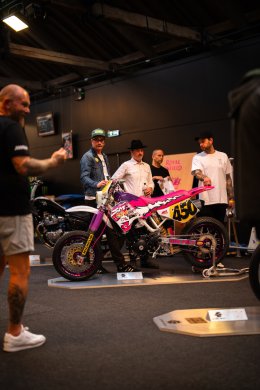 "Royal Enfield Custom World: ส่องรถคัสตอมสุดเท่ 4 คัน ไฮไลท์เท่ๆ จากงาน Wheels & Waves 2025!"