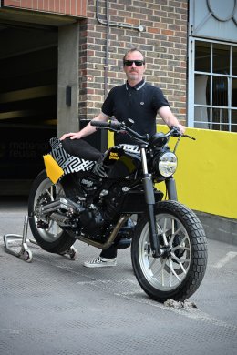 "Royal Enfield Custom World: ส่องรถคัสตอมสุดเท่ 4 คัน ไฮไลท์เท่ๆ จากงาน Wheels & Waves 2025!"