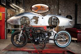 "Royal Enfield Custom World: ส่องรถคัสตอมสุดเท่ 4 คัน ไฮไลท์เท่ๆ จากงาน Wheels & Waves 2025!"