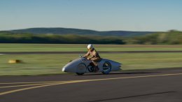 "Royal Enfield Custom World: ส่องรถคัสตอมสุดเท่ 4 คัน ไฮไลท์เท่ๆ จากงาน Wheels & Waves 2025!"