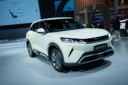 บีวายดี ประเทศไทย จับมือ เรเว่ ออโตโมทีฟ สร้างประวัติศาสตร์ครั้งใหม่ของวงการยานยนต์ ครั้งแรกของโลก! กับการเปิดตัวรถยนต์ใหม่ถึง 4 รุ่นพร้อมกัน ภายใต้แบรนด์BYD พร้อมจัดทัพรถยนต์พลังงานใหม่กว่า 40 คัน ร่วมสร้างปรากฏการณ์แห่งอนาคต