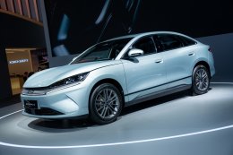 บีวายดี ประเทศไทย จับมือ เรเว่ ออโตโมทีฟ สร้างประวัติศาสตร์ครั้งใหม่ของวงการยานยนต์ ครั้งแรกของโลก! กับการเปิดตัวรถยนต์ใหม่ถึง 4 รุ่นพร้อมกัน ภายใต้แบรนด์BYD พร้อมจัดทัพรถยนต์พลังงานใหม่กว่า 40 คัน ร่วมสร้างปรากฏการณ์แห่งอนาคต