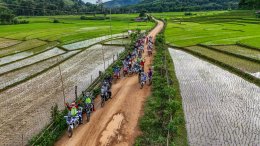 ฮอนด้าบิ๊กไบค์ พานักบิดสายลุยขี่ข้ ามพรมแดนไทย-ลาว  ในกิจกรรม XVENTURE : Beyond the Frontier