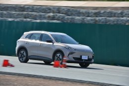 เอ็มจี สร้างประวัติศาสตร์ รับรางวัลรถยนต์ยอดเยี่ยม 3 ปีต่อเนื่อง NEW MG S5 EV รับรางวัล THAILAND EV OF THE YEAR 2025 