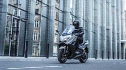 New YAMAHA TMAX 2025 พรีเมี่ยมบิ๊กสกู๊ตเตอร์โฉมใหม่ ยกระดับความหรูหรา พร้อมเทคโนโลยีล้ำสมัย ครบครันที่สุดเท่าที่เคยมีมา!!