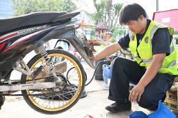 ไทยฮอนด้าร่วมสนับสนุนโครงการอาชีวะขนส่ง อาสาช่วยประชาชน เทศกาลปีใหม่ 2569 มอบน้ำมันเครื่องและสติกเกอร์เซฟตี้สะท้อนแสง รวมมูลค่า 440,000 บาท