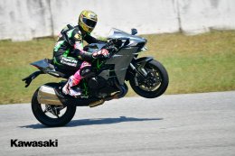 Kawasaki Superchrager Test Riding  Review ฟิลลิ่งการขับขี่ในรูปแบบสนาม 