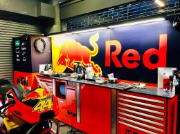 Red Bull จัดเต็ม พาสื่อมวลชน เข้าไปส่องรถแข่ง Moto GP ถึงใน Pit Box 