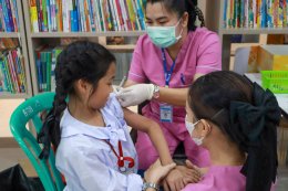 ทางโรงพยาบาลเมืองนารายณ์ ได้ให้บริการฉีดวัคซีนไข้หวัดใหญ่ให้กับนักเรียนและคณะครู  โรงเรียนเมืองละโว้วิทยา โรงเรียนอัสสัมชัญคอนแวนต์ ลพบุรี และโรงเรียนธงชัยใจดีไตรวิเทศศึกษา