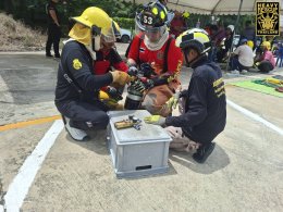 ภาพบรรยากาศงานฝึกอบรม เทคนิคการดับเพลิงและกู้ภัยในยานพาหนะพลังงานไฟฟ้า และกู้ภัยวัตถุขนาดหนัก ของหน่วยงาน อบจ.ปทุมธานี วันที่ 4-6 สิงหาคม 2568