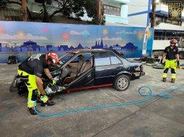 บรรยากาศการฝึกกู้ภัย Vehicle Rescue & Extrication ในโครงการ  อบรมพัฒนาบุคลากรด้านการป้องกันเเละบรรเทาสาธารณภัย วันที่ 19 มกราคม ปี 2566