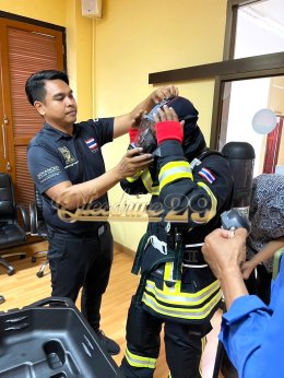 ผลงานการส่งมอบชุดดับเพลิงพร้อม ชุดเครื่องช่วยหายใจแบบสะพายหลัง (SCBA) มาตรฐาน EN