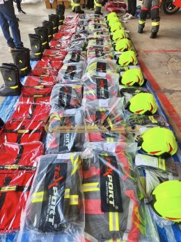 ผลงานการส่งมอบชุดดับเพลิงครบชุด จำนวน 15 ชุด