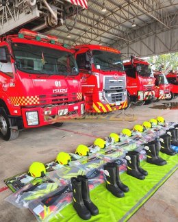 ผลงานการส่งมอบชุดดับเพลิงครบชุด จำนวน 15 ชุด