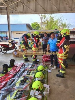 ผลงานการส่งมอบชุดดับเพลิงครบชุด จำนวน 15 ชุด