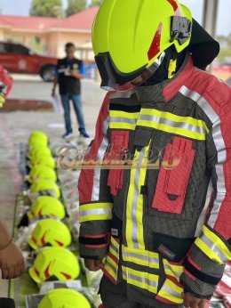 ผลงานการส่งมอบชุดดับเพลิงครบชุด จำนวน 15 ชุด