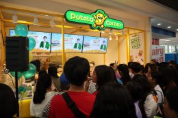 Potato Corner ฟีเว่อร์ ชาวนครสวรรค์ แห่อุดหนุนธุรกิจ “พีช-พชร” ต่อคิวซื้อเฟรนช์ฟรายส์