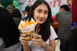 Potato Corner ฟีเว่อร์ ชาวนครสวรรค์ แห่อุดหนุนธุรกิจ “พีช-พชร” ต่อคิวซื้อเฟรนช์ฟรายส์