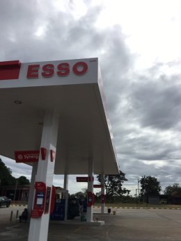 Esso Fracia หลังคาคลุมปั๊มน้ำมัน