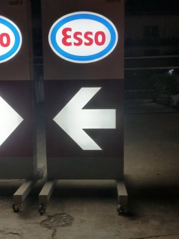 Esso  Arrow Stand ป้ายลูกศร บอกทางเข้า-ออก ในสถานีบริการน้ำมัน