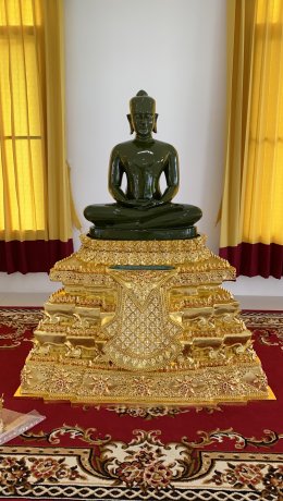 พระแก้วมรกต จำลอง เปลี่ยนเครื่องทรงได้ ขนาดเท่าคนจริง  หน้าตัก 30 นิ้ว จาก บุญทองรัตนะ