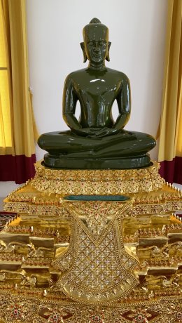 พระแก้วมรกต จำลอง เปลี่ยนเครื่องทรงได้ ขนาดเท่าคนจริง  หน้าตัก 30 นิ้ว จาก บุญทองรัตนะ