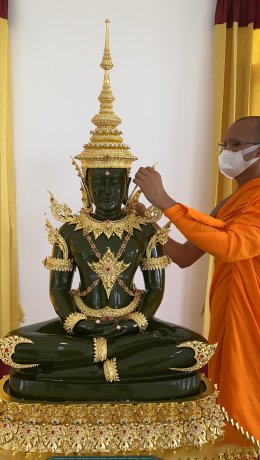 พระแก้วมรกต จำลอง เปลี่ยนเครื่องทรงได้ ขนาดเท่าคนจริง  หน้าตัก 30 นิ้ว จาก บุญทองรัตนะ