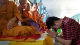 สืบสานพระศาสนาร่วม ทอดผ้าป่า 