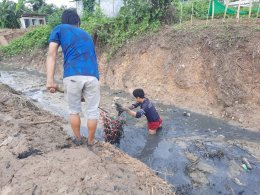 Cleaning ditch to make better environment