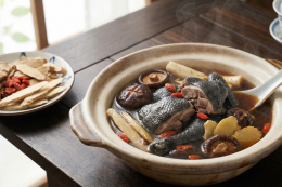 ซุปไก่ดำตุ๋นยาจีน (บำรุงกำลังและเลือดลม)