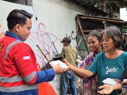 Tim PT Pembangunan Sarana Perkasa membagikan kotak nasi Jumat Berkah kepada pengemis dan tunawisma di Manggarai, Jakarta, pada 19 September 2025.