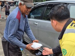 Aksi Sosial PT PSP Bagikan Makan Siang Gratis untuk Pengemis dan Tunawisma