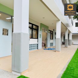 เบาะหุ้มเสากันกระแทก ภายในโรงเรียนนานาชาติ 