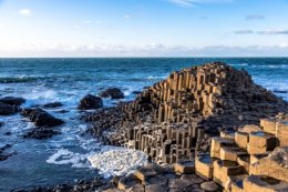 ตำนานทางเดินยักษ์ Giant's Causeway ไอร์แลนด์เหนือ แท่งหินสมมาตรมหัศจรรย์ริมชายฝั่ง