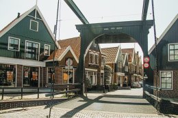 Volendam-Netherlands โรงประมูลปลาในอดีตที่มีความสวยงาม