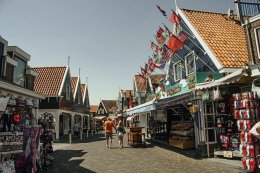 Volendam-Netherlands โรงประมูลปลาในอดีตที่มีความสวยงาม