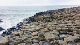 Giant's Causeway-Ireland เป็นสถานที่ๆมีหินที่หลากหลาย