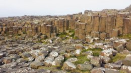 Giant's Causeway-Ireland เป็นสถานที่ๆมีหินที่หลากหลาย