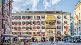 Innsbruck-Austria เมืองที่มีภูเขาขนาดใหญ่ที่เติมไปด้วยหิมะ