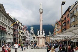 Innsbruck-Austria เมืองที่มีภูเขาขนาดใหญ่ที่เติมไปด้วยหิมะ