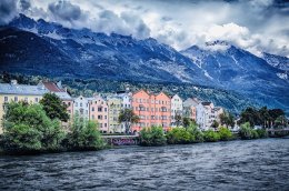 Innsbruck-Austria เมืองที่มีภูเขาขนาดใหญ่ที่เติมไปด้วยหิมะ