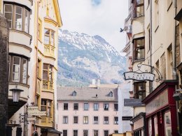 Innsbruck-Austria เมืองที่มีภูเขาขนาดใหญ่ที่เติมไปด้วยหิมะ