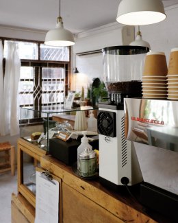 คาเฟ่โคราช, ร้านกลิ่นฝน Glinfon, Boba Cafe, Niyom Chomchob นิยทชมชอบ, Blue Brew Coffee Bar