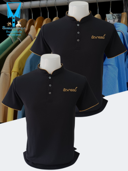 เสื้อโปโลคอจีนสีดำขลิปทอง พร้อมรับปักโลโก้และชื่อ Plus ความนุ่ม เพิ่มความสบาย  ผ้า Micro Plus + (ไมโคร พลัส) เส้นใยเล็ก ละเอียดเรียงตัวสวย ด้วยโพลีเอสเตอร์ผสมไมโครไฟเบอร์ เกรด A ทำให้ผ้านุ่ม เนียน ละเอียด คงทน ใส่เย็นสบาย ระบายอากาศได้ดี พร้อมโครงสร้างของ