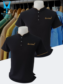 เสื้อโปโลคอจีนสีดำขลิปทอง พร้อมรับปักโลโก้และชื่อ Plus ความนุ่ม เพิ่มความสบาย  ผ้า Micro Plus + (ไมโคร พลัส) เส้นใยเล็ก ละเอียดเรียงตัวสวย ด้วยโพลีเอสเตอร์ผสมไมโครไฟเบอร์ เกรด A ทำให้ผ้านุ่ม เนียน ละเอียด คงทน ใส่เย็นสบาย ระบายอากาศได้ดี พร้อมโครงสร้างของ